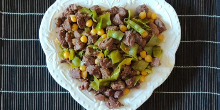 Carne Refogada com Ervilha Torta e Grão de Bico